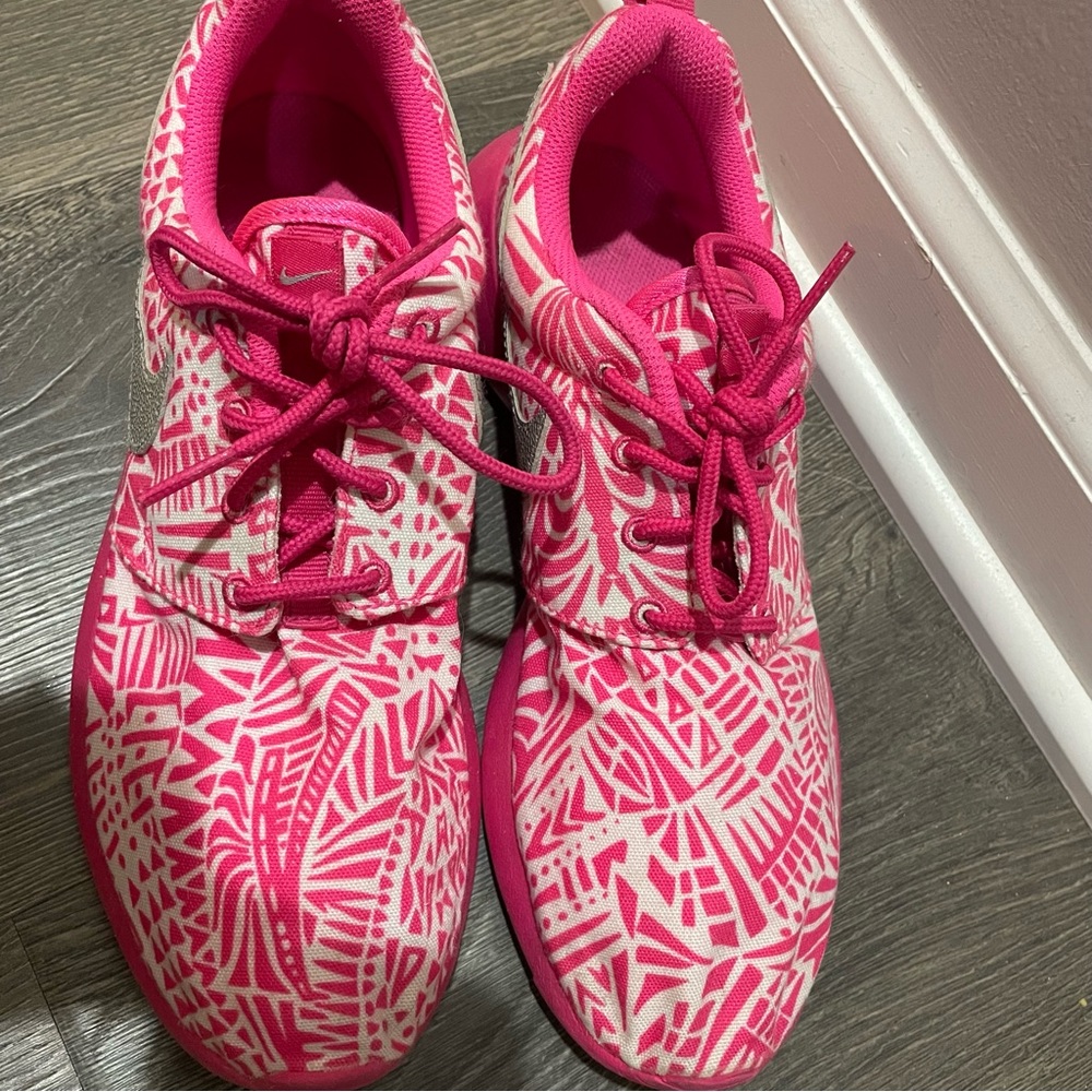 Nike Girl’s Roshe Aztec Pink Pattern Tennis Shoes - Picture 4 of 6